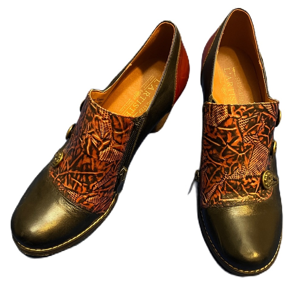 L’artiste Kantia Buttoned Shooties